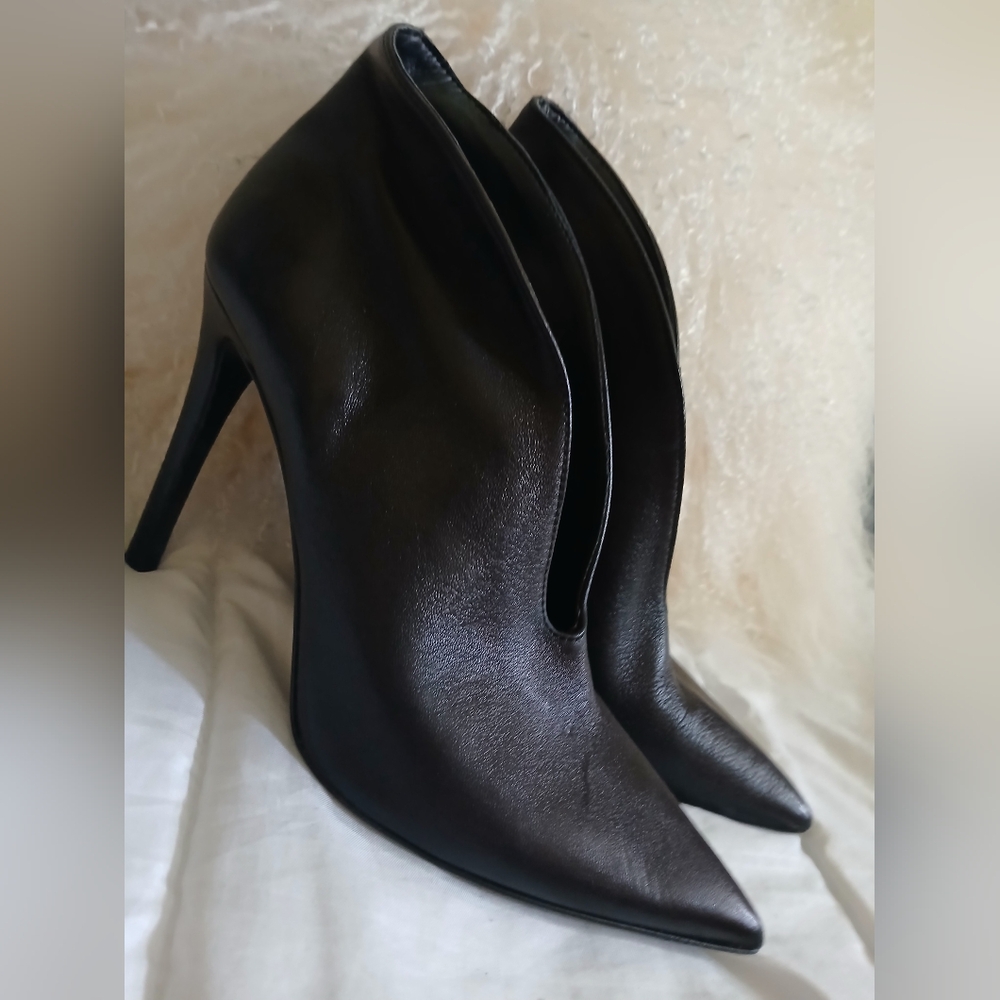 Le Chateau LUXE Sergio Rossi STYLE Black Heeled Boots Sleek Design Leather Sz 9